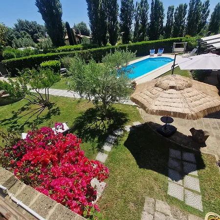 Elena Con Piscina E Sguardo Sul Mare